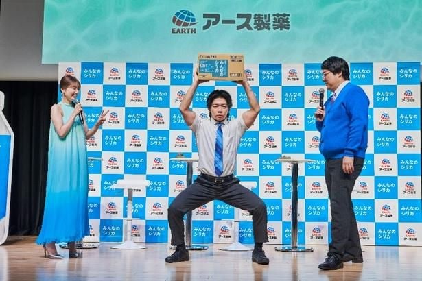 発表会には、マヂカルラブリーの2人と佐々木美玲さんが登壇