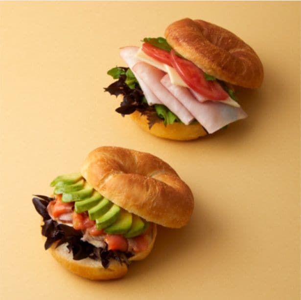 「背徳の溺れバター塩パン」をベースにしたグルメサンドも要チェック!「溺れバターの塩パンサンド」(各1080円)