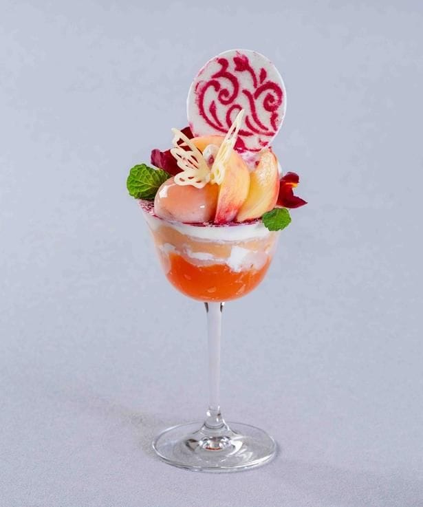 桃とライチのパフェ(2500円)