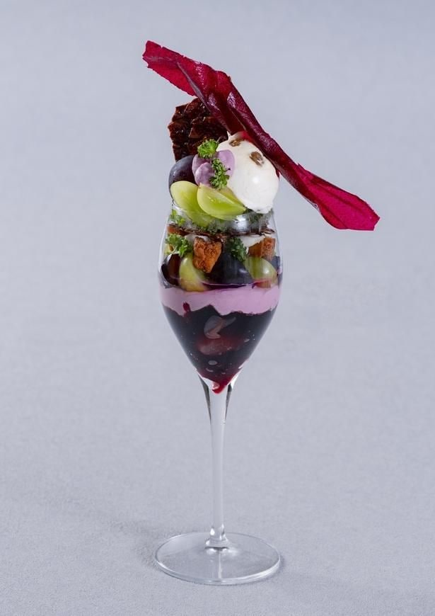 葡萄・ラムとシーザーサラダのパフェ(2400円)