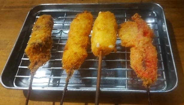 左端がこてっちゃん、その他チーズや紅しょうがなど人気の串カツが並ぶ
