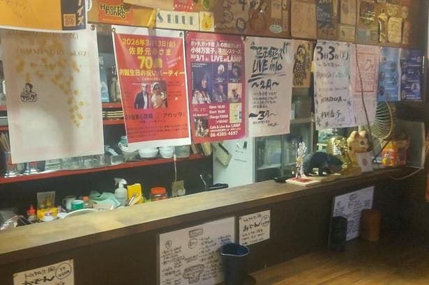 カウンターにはライブのポスターが並ぶ
