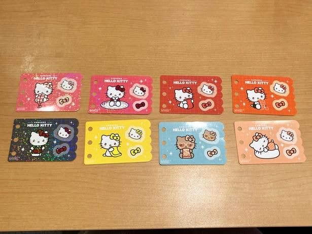 キラキラ仕様のコラボシールは、通し穴が付いているのも特徴。シール帳のバインダーにとじてコレクションしよう！