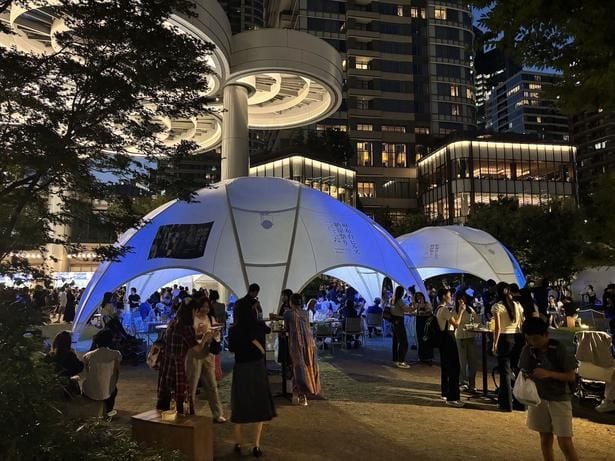 夜にはライトアップも行われた