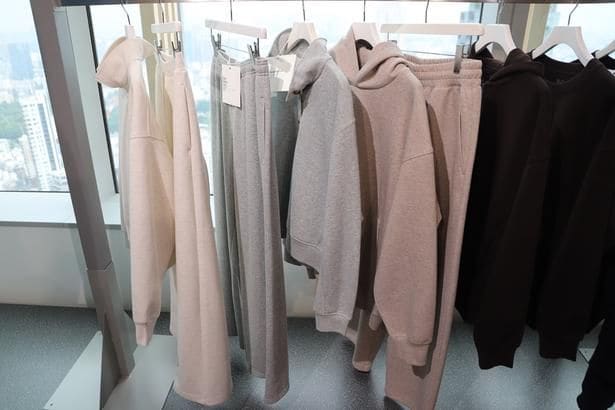 展示会には、ハリのある「UNIQLO : C」のスウェットと、柔らかい通常コレクションのスウェットの手触りを比較できるコーナーも