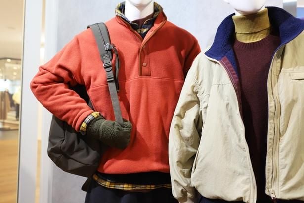 左のマネキンは「フリースボタンナッププルオーバー」(2990円)を使った重ね着コーデ。右のマネキンが羽織っているのは、裏地はフリース、表地はナイロン素材の「フリーススタンドブルゾン」(5990円／ウィメンズサイズ)