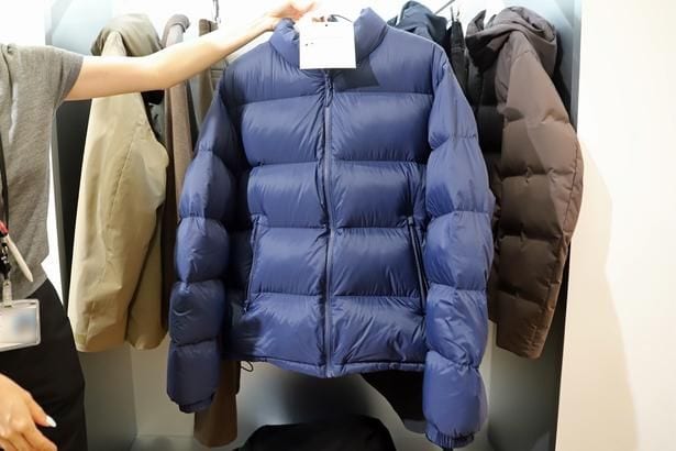 「ライトダウンボリュームジャケット」(9990円)は、ゆったり着られるオーバーサイズ。写真はLサイズ。撥水機能付きで雨の日も安心