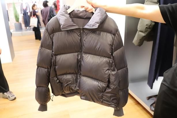 「リバーシブルダウンショートジャケット」(1万2900円／ウィメンズサイズ)は、マットな面とシャイニーな面のリバーシブル仕様！フィルパワー750以上のプレミアムダウンが使用されており、暖かさも申し分なし