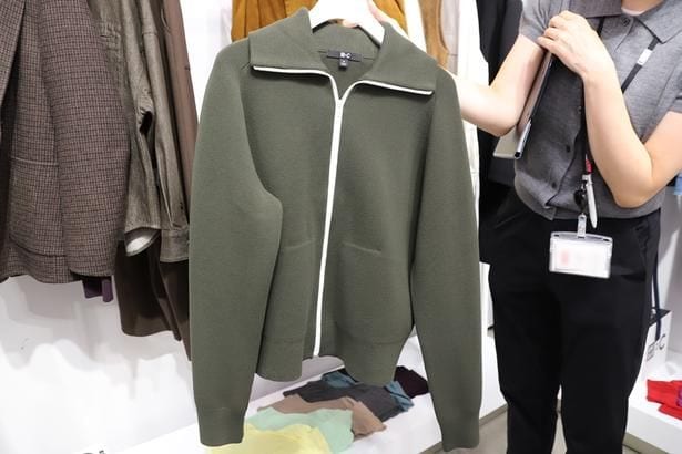 【写真】大バズりした「UNIQLO : C」の「ミラノリブフルジップカーディガン」(4990円／ウィメンズサイズ、一部店舗商品)が待望の再販売！写真のアイテムは新色のオリーブ