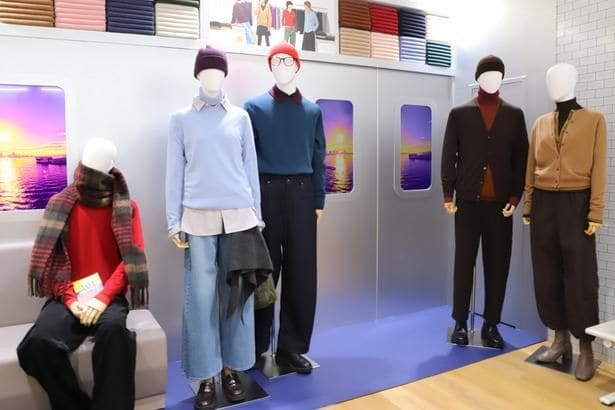種類豊富で選ぶのも楽しい、ユニクロのニット。展示会には、今季のキーカラーであるブラウン、ブルー、レッドでカラーリングされたマネキンが登場