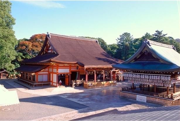 本殿(左)は国宝、舞殿は重要文化財に指定されている