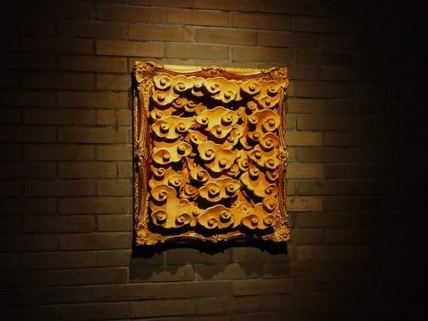 チェックインラウンジにある彫刻家・前川大地さんの作品