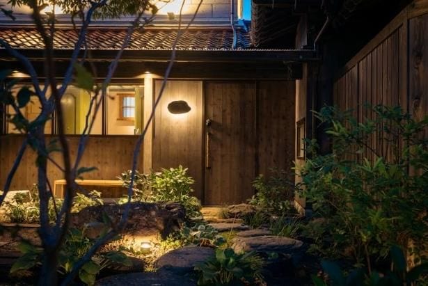 RoKuの夜、ワクワクする佇まいだ