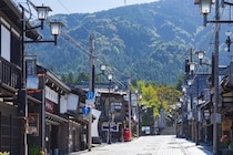 暮らすように街を旅する。富山県・井波の古民家に宿泊し、木彫りの街を散策、職人弟子入り体験も！