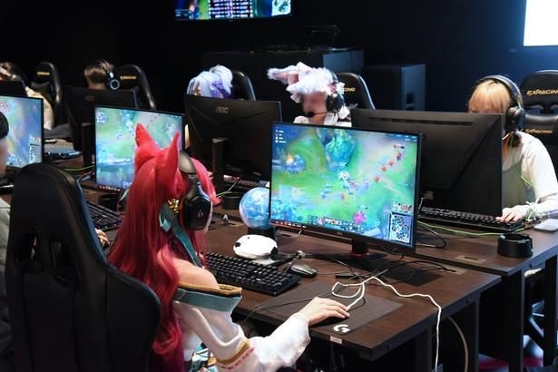 【写真を見る】キャラクターのコスプレで「LOL」を楽しむプレイヤーの姿も
