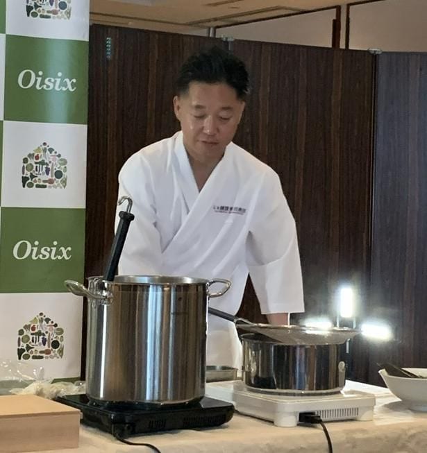 調理中の「飯田商店」店主の飯田さん