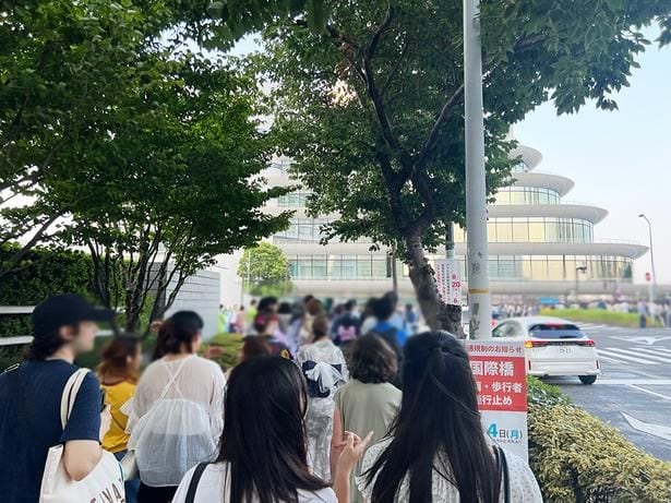 みなとみらい駅から臨港パーク会場方面へ向かう(2025年大会当日17時30分頃の様子)