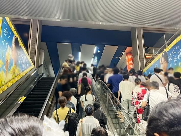 みなとみらい駅から会場へ向かう人たちで混雑するエスカレーター(2025年大会当日17時30分頃の様子)