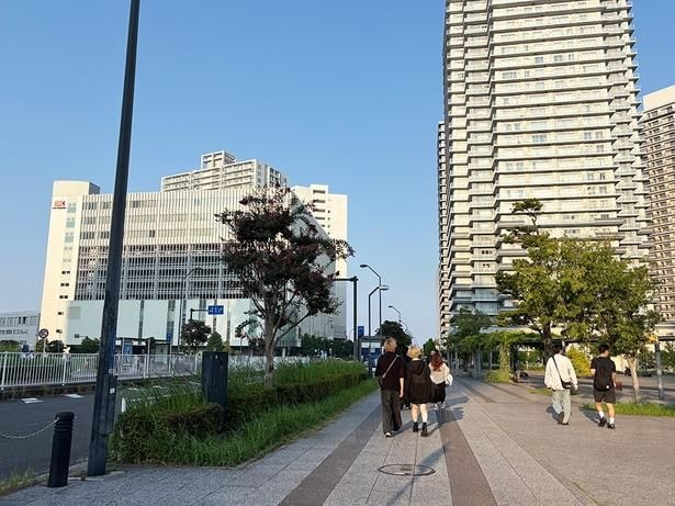 新高島駅、横浜駅から耐震バース、臨港パーク会場方面へ向かう(2025年大会当日17時30分頃の様子)