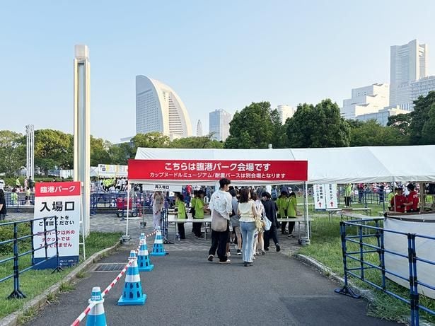 臨港パーク会場の入場口。開始直前は入場口も混雑するので注意しよう