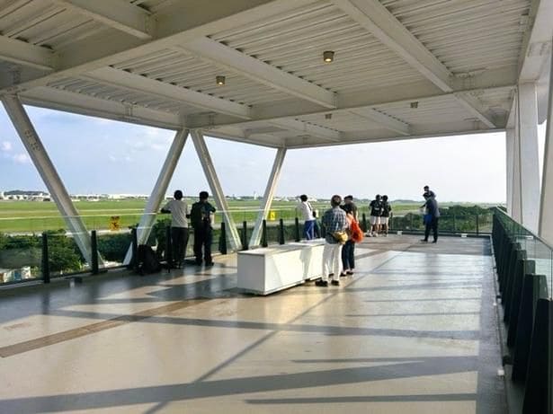 沖縄の空気を肌で感じながらも屋根がついているので安心だ