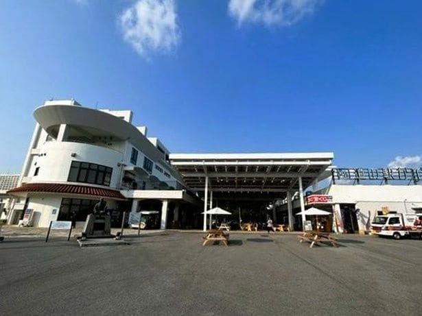 米軍基地に隣接して建つ道の駅だ