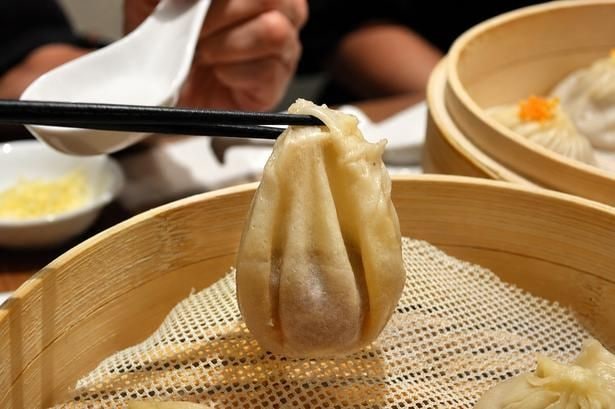 【写真】スープの重みでずっしり!極薄皮の中にたっぷりのスープが閉じ込められている証拠