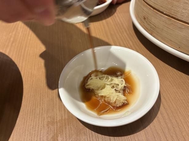 千切り生姜+黒酢は、熱々の小籠湯包のおいしさを引き立てる王道の組み合わせ