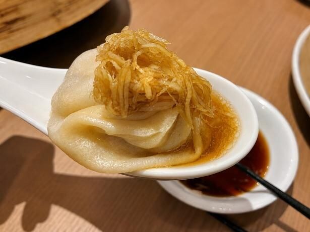 ひと包みに「主食・肉・スープ」のすべてが凝縮。好きな人は、さらにこの上に黒酢を回しかけても!