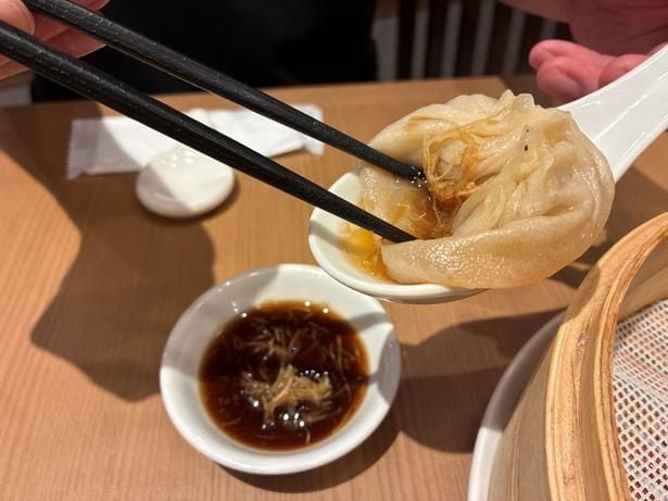 箸で皮に少し穴をあけると、スープがレンゲの上に流れ出てくる!そのスープを先に味わうのがおすすめの食べ方