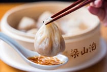 【実食レポ】あふれるスープはもはや“飲む小籠包”!?台北で大行列の「梁山泊小籠湯包」が池袋に初上陸！衝撃の“肉汁”を堪能してきた