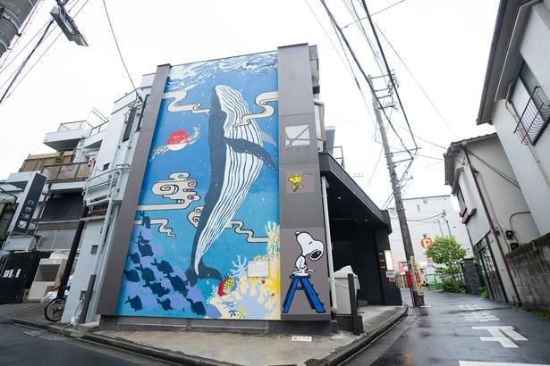建物側面。改良湯のクジラの壁画のとなりにスヌーピーとウッドストックがいる
