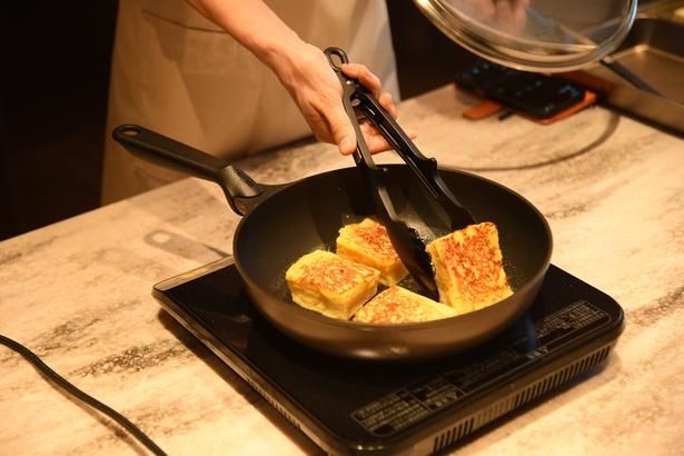 【写真を見る】「デュラブルプレミアムシリーズ」のフライパンで料理をするデモンストレーションも実施