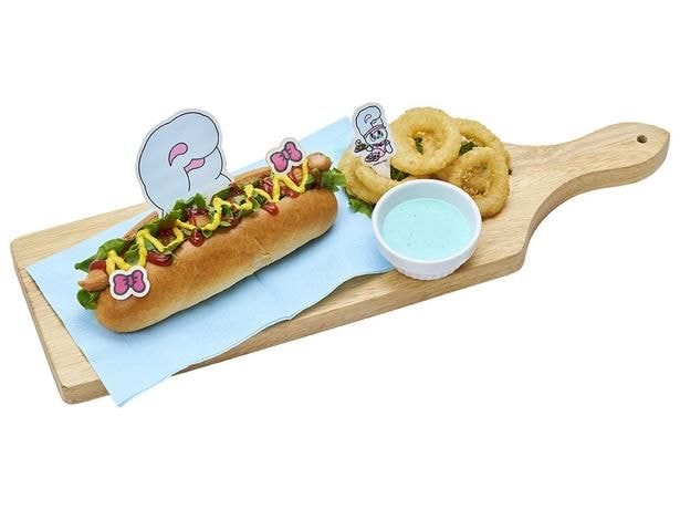 王道ホットドッグと水色ソースの組み合わせが目をひく「ブルーバニーのブルーソース付きクラシックドッグ」(1980円)