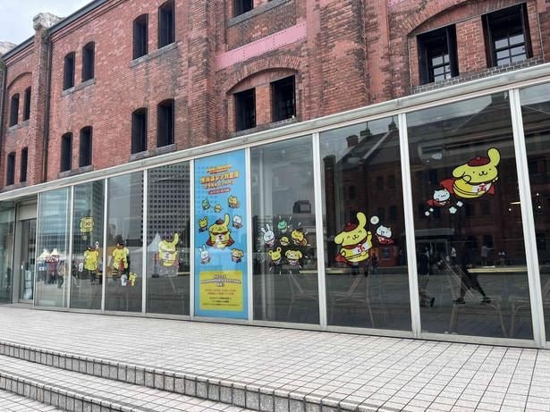 フードコートの窓ガラスにはポムポムプリンの装飾が！