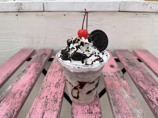 「WAFFLE PIT」の「オレオシェイク」(950円)。さくらんぼとオレオが載ってかわいらしい見た目になっている
