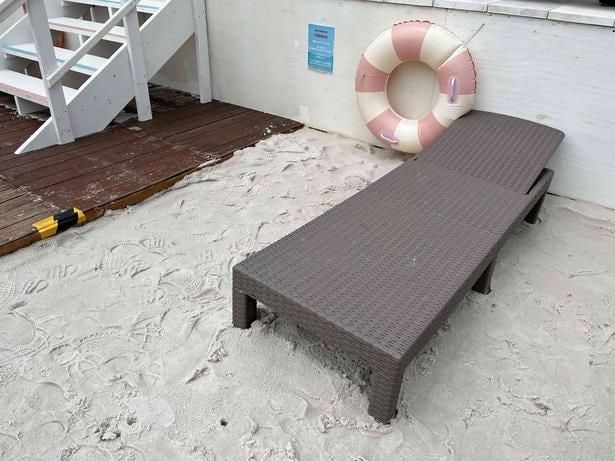 砂浜エリアにはひと休みできるベンチもたくさん