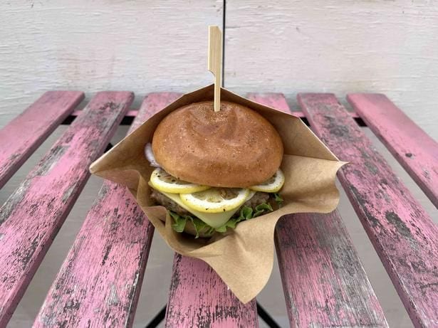 「American Hamburger Shop Ga−Bu−Ri」の「爽やか塩レモンビーフ」(プレート1900円、単品1600円)。さわやかなレモンの味わいが夏にぴったり