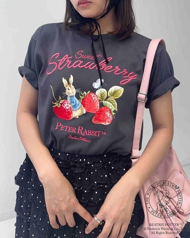 「アクリルキーホルダー付ピーターラビット(TM)T(チャコール)」(2992円)