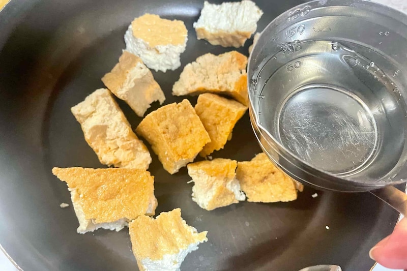 厚揚げは“手でちぎって酒蒸し”が最強　包丁いらずでふっくらジューシー