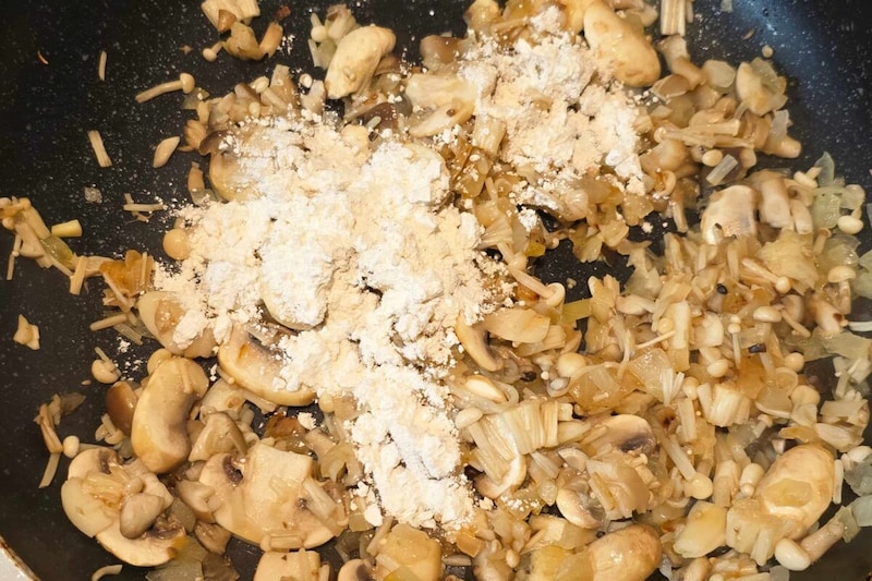 豚薄切りの出汁クリームソース・小麦粉