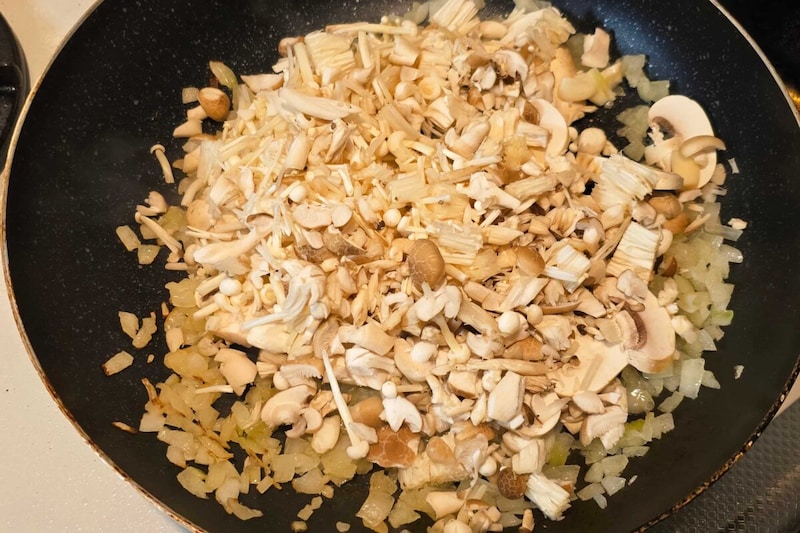 豚薄切りの出汁クリームソース・きのこ