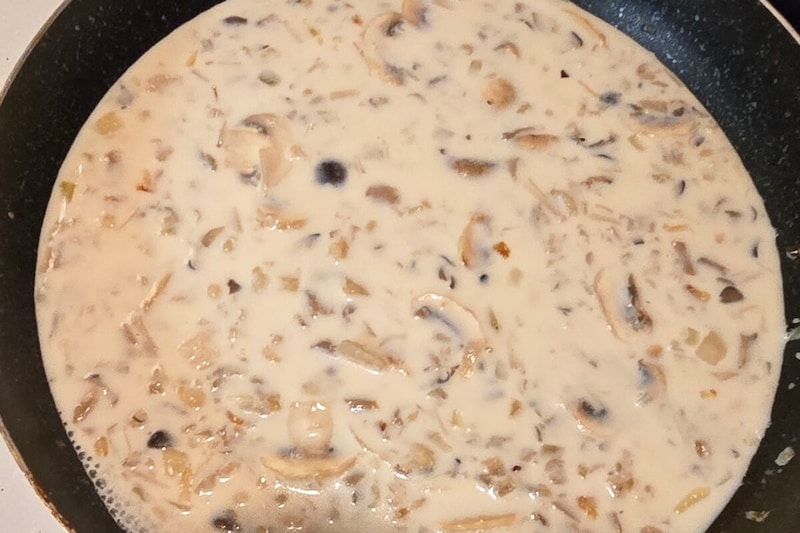 豚薄切りの出汁クリームソース・牛乳