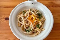 まるみキッチンの「めんつゆマヨうどん」はごま油の香りがたまらない　レンチンだけで作るごちそう