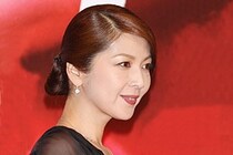 飯島直子の優しい目元を作っているアイシャドウが判明　化粧ポーチからわかる性格とその中身：顔相鑑定