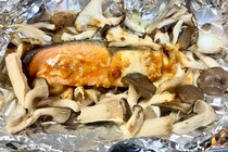 『けんた食堂』鮭ときのこは“包んで焼くだけ”　ホイル開けた瞬間がもう最高
