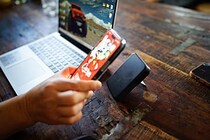 Ankerの「スマホスタンドにもなるマグネット充電器」が家でも外でも超優秀だった