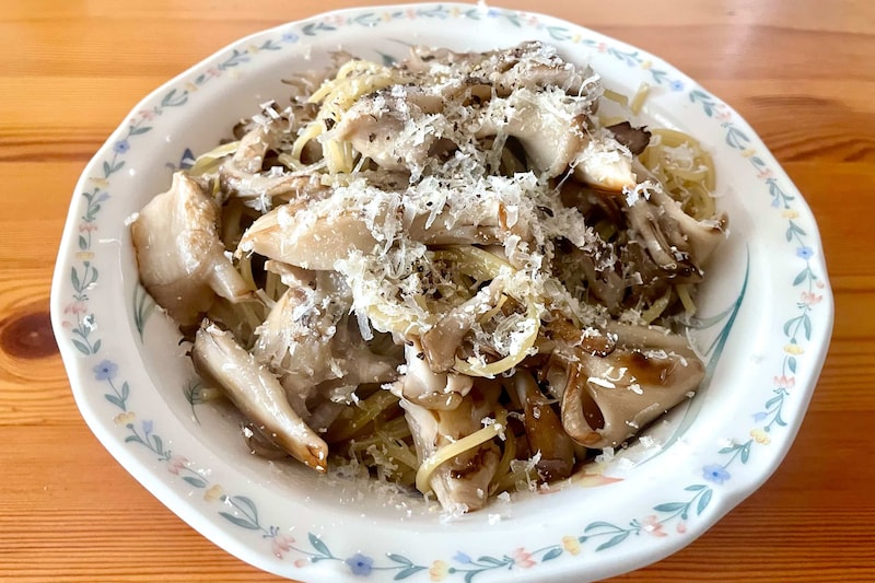 焼いた舞茸の旨みと香りがたまらない… ワンパンで作るパスタが最高のおいしさ