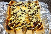 ピザ生地なしで作る「油揚げピザ」が天才すぎた　舞茸とチーズの香ばしさがハマる