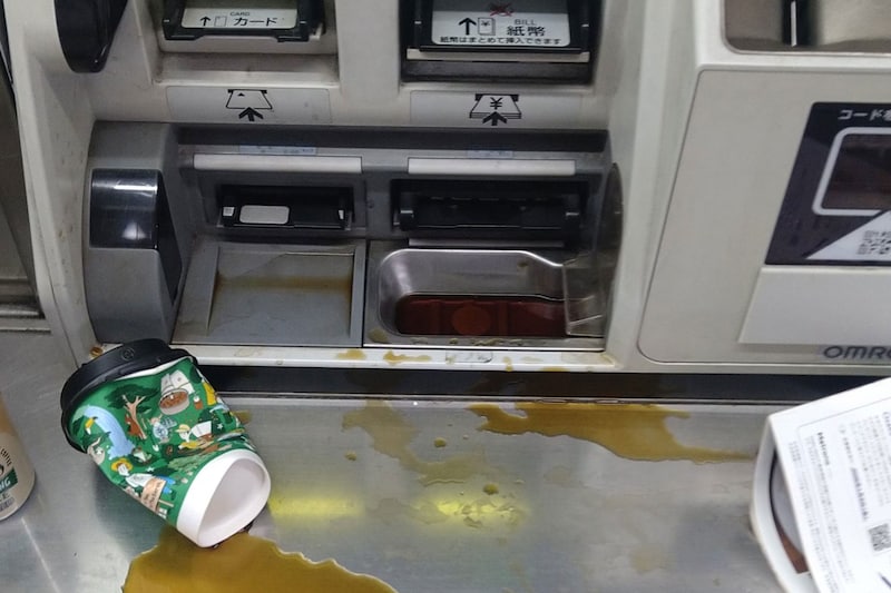 大阪・花園町駅の全券売機がコーヒーで浸水し乗客が悲鳴　鉄道会社は「様子を見る」と回答